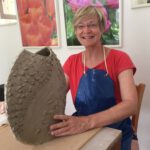 Liza Friedrich mit großer brauner Keramikvase