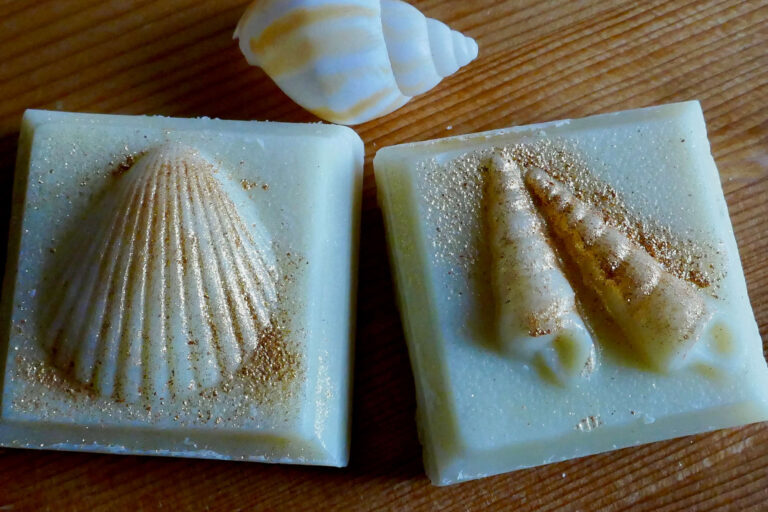 2 Seifen mit Muschelmotiven in gold