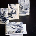 4 schwarz-weiß marmorierte Seifen