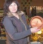 Eva Wegener mit Keramikkugel