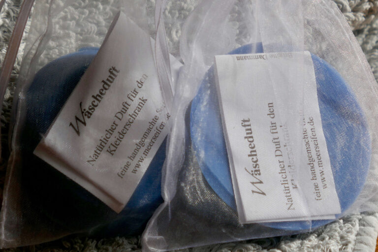 2 blaue Seifen in Organzasäckchen