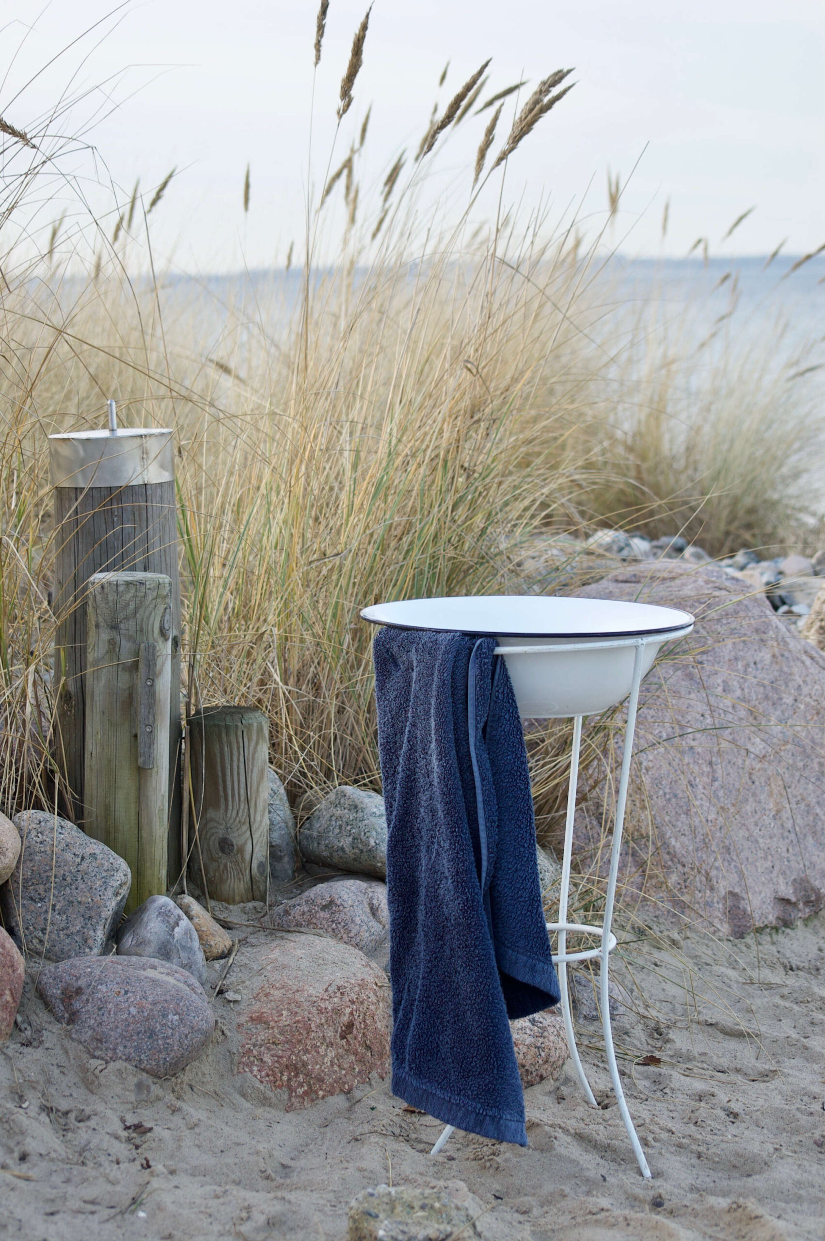 Waschschüssel und Handtuch am Strand in Niendorf