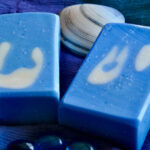 2 blau-weiß marmorierte Seifen auf blauem Grund